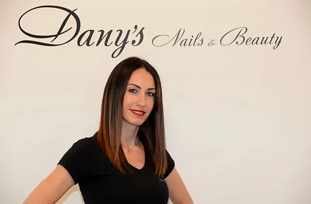 Danijela Prvulovic vor dem Logo von Dany's Nails und Beauty