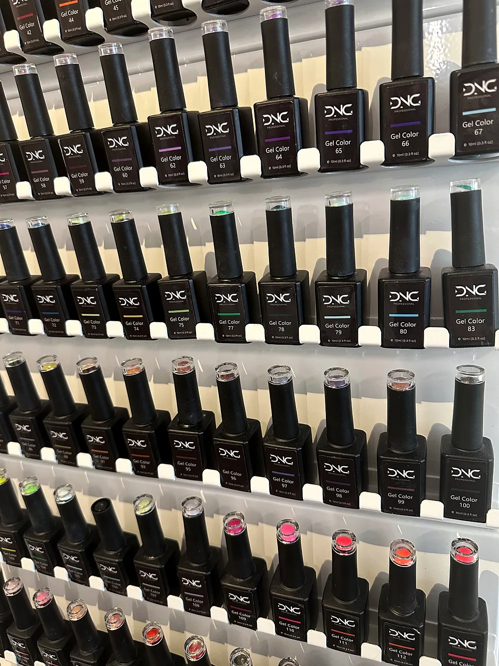 Wand mit vielen Gel Farben in Flaschen