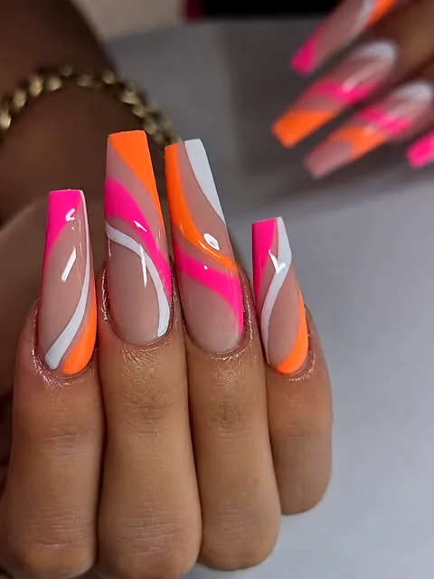 Nail Art mit Wellen in Pink, Orange und Weiss
