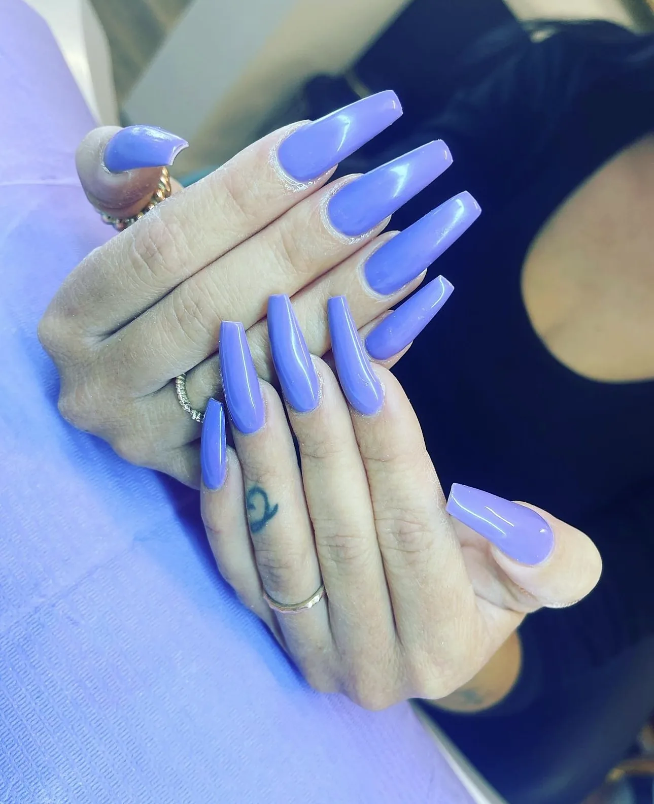 Lange Nägel in Flieder und Blau