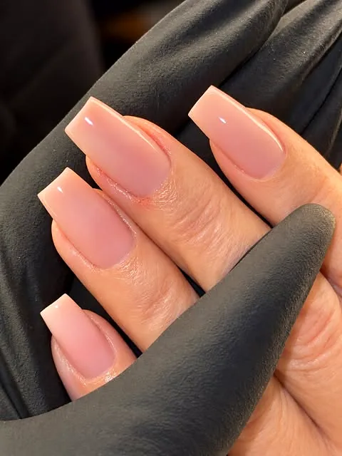 Lange Nägel in Nude, eckig gefeilt