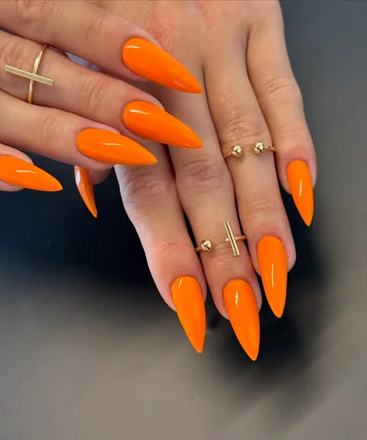 Spitze Nägel in leuchtendem Orange