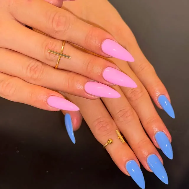 Mandelförmige Nägel in Rosa und Hellblau